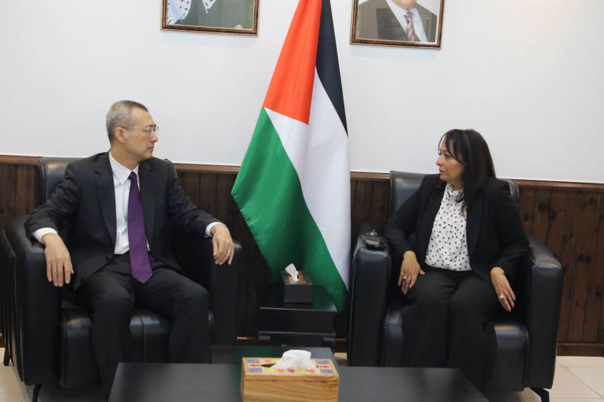 Dr. Hamad Discusses Strengthening Cooperation & Supporting Humanitarian & Development Efforts